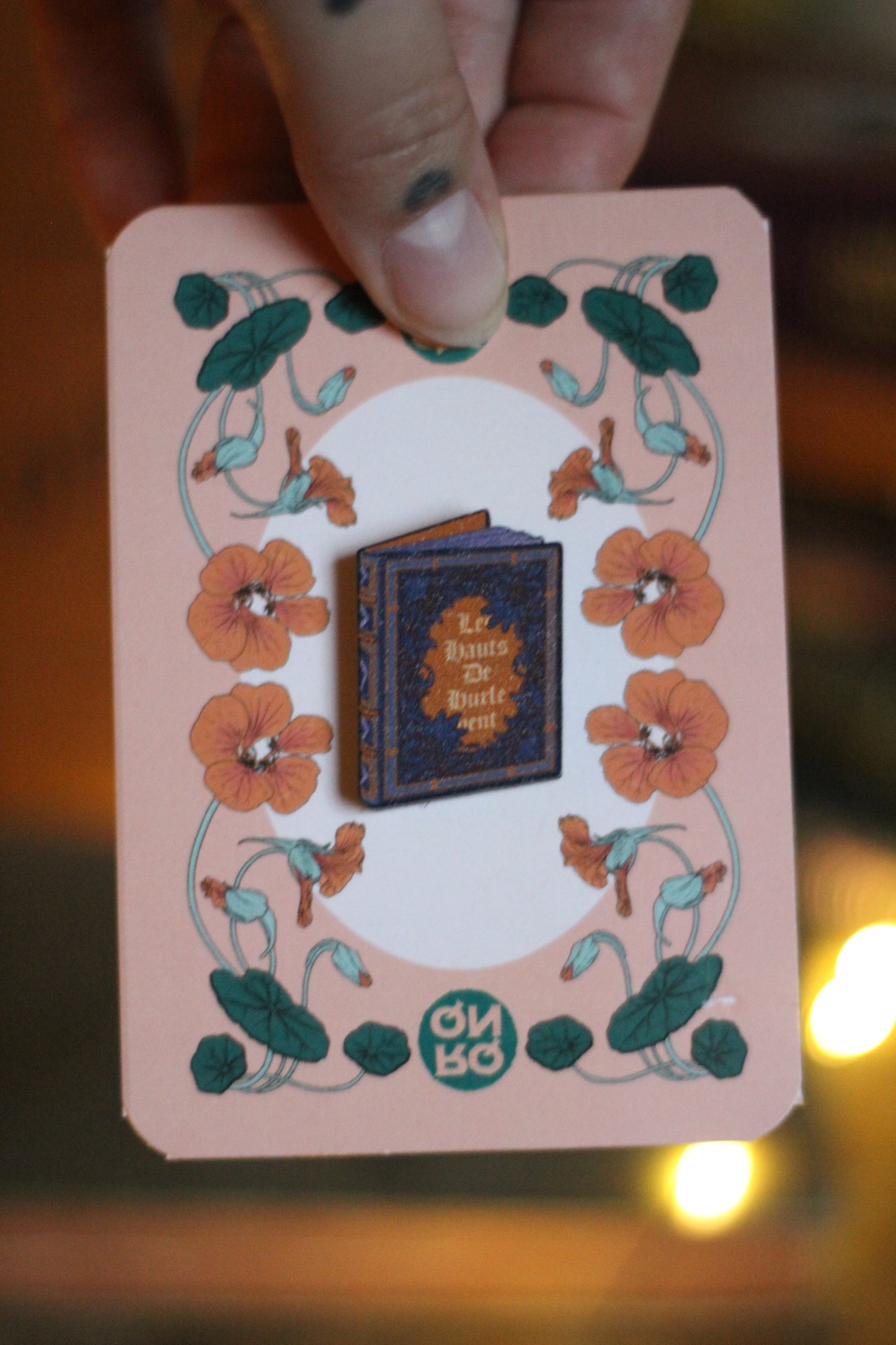 ✦ Pin's livre bleu ✦