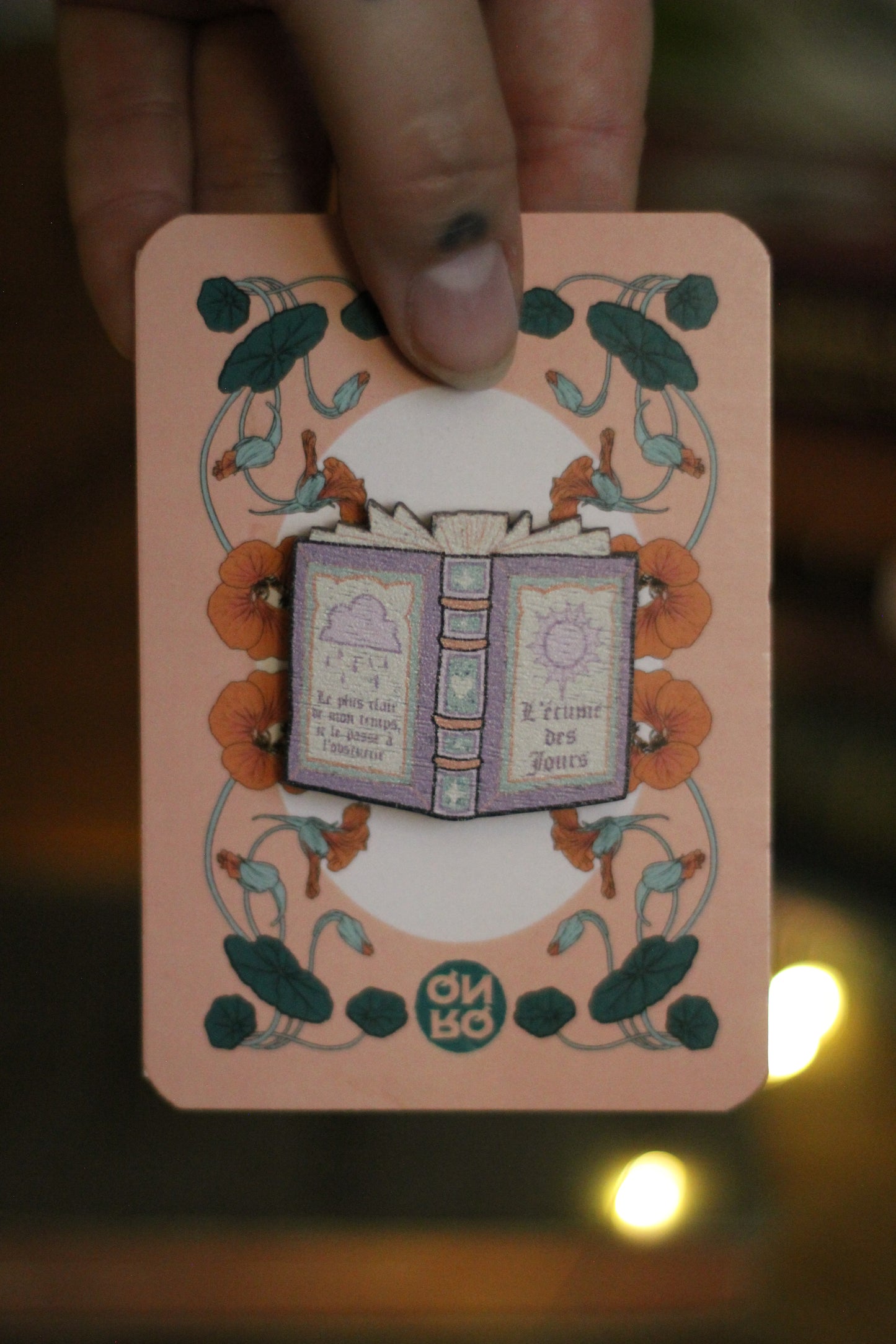 ✦ Pin's livre rose ✦