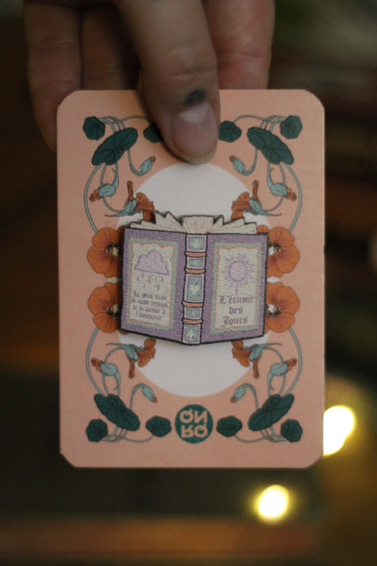✦ Pin's livre rose ✦