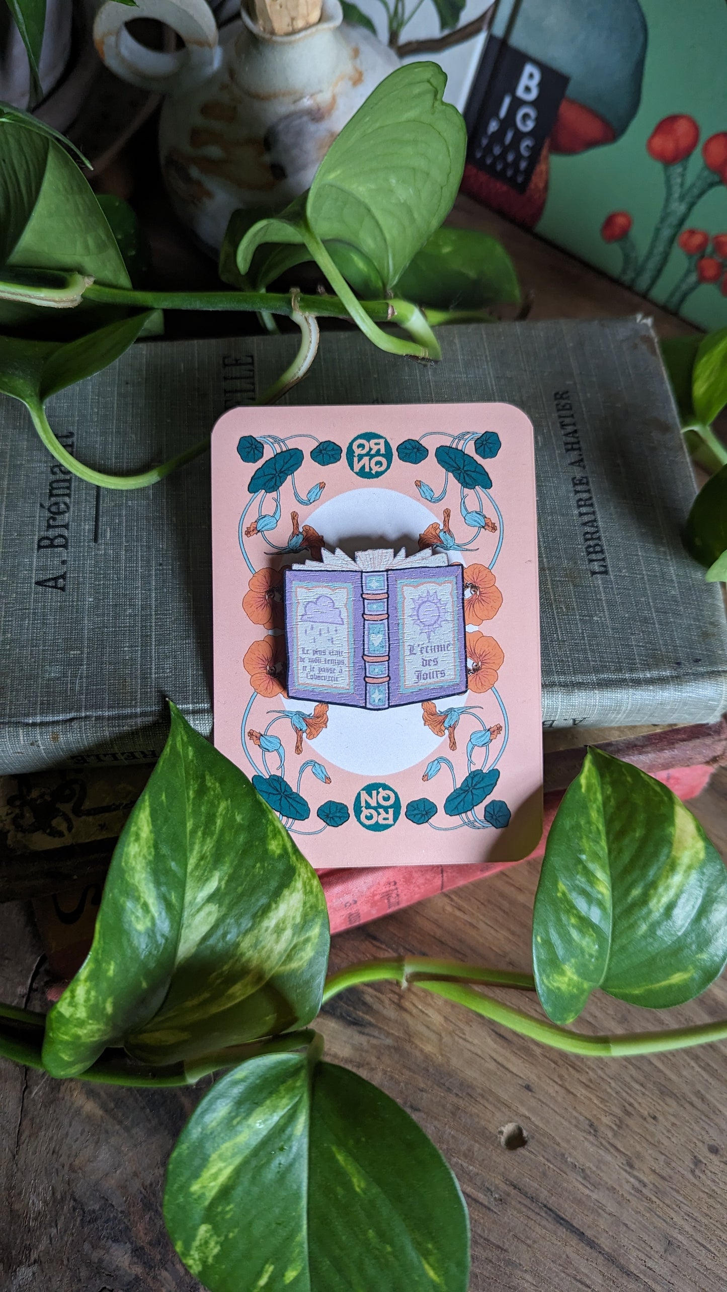 ✦ Pin's livre rose ✦