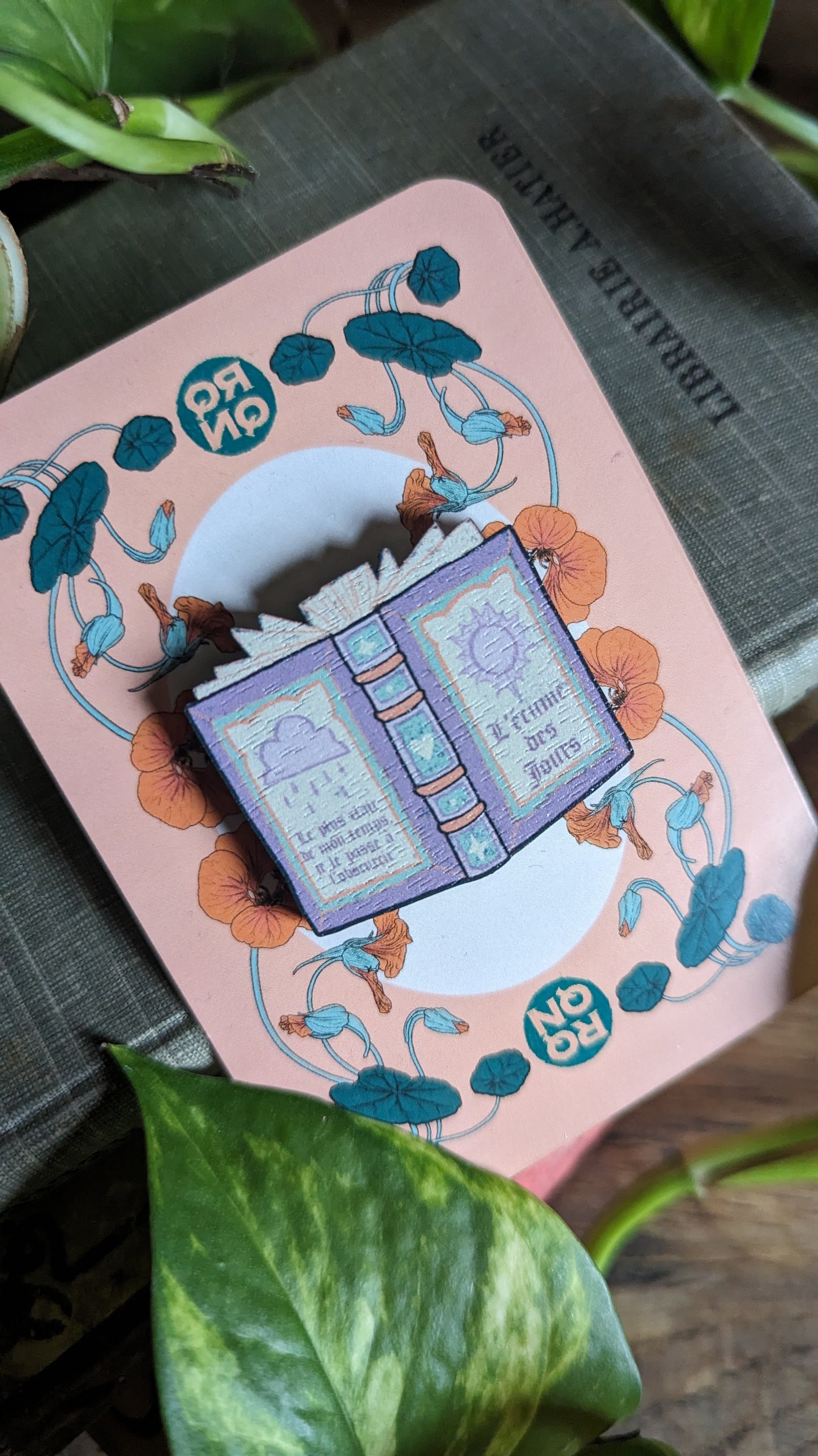 ✦ Pin's livre rose ✦