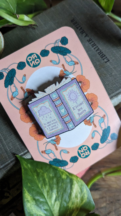 ✦ Pin's livre rose ✦