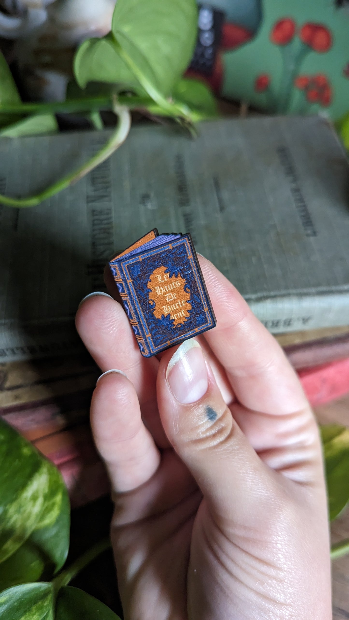 ✦ Pin's livre bleu ✦